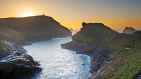 Polrunny Farm Elderberry Cottage with sea view